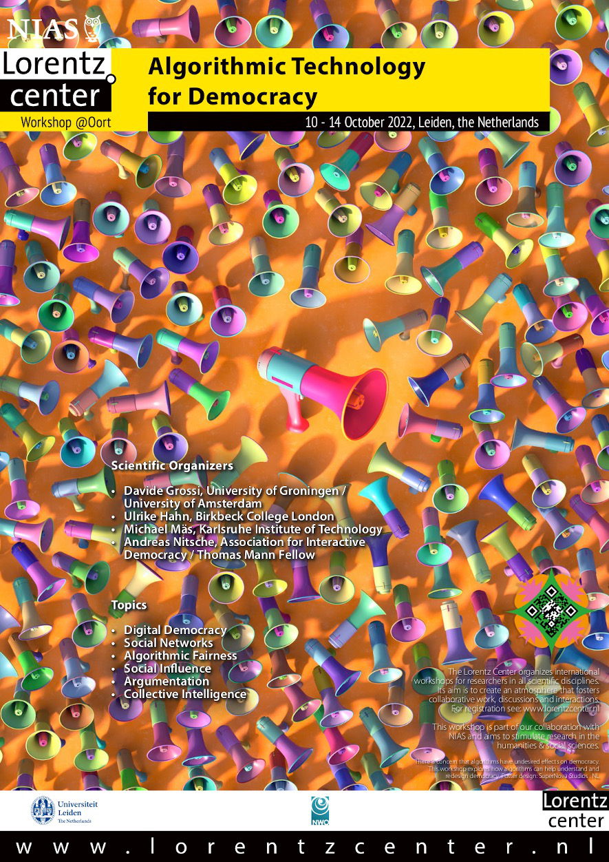 Bunte Megafone auf orangefarbenem Hintergrund mit Text zu einem Workshop über Demokratie.