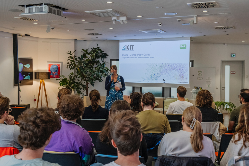 Vortragende spricht beim Digital Democracy Camp vor Publikum.