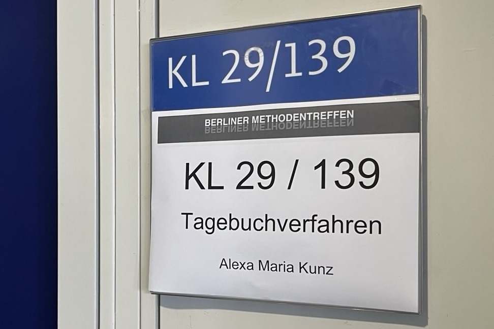 Türschild mit Raum KL 29/139, Thema Tagebuchverfahren, Vortrag von Alexa Maria Kunz.