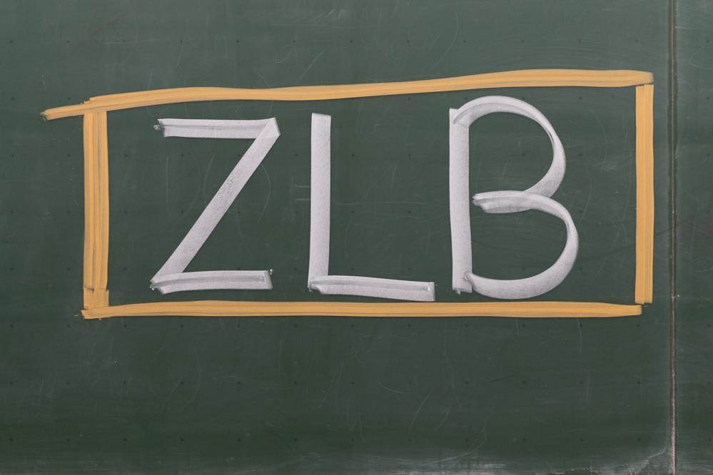 Das Bild zeigt das Logo des ZLB in Kreideschrift auf einer Tafel